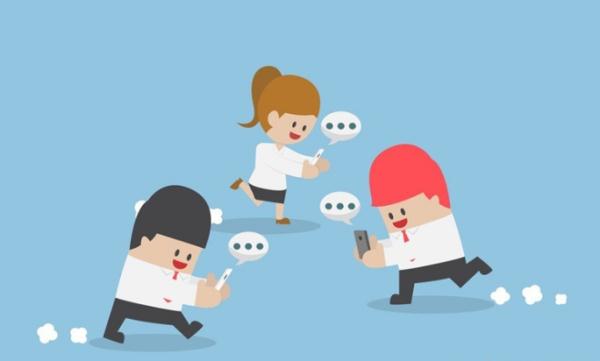 “低头族”走路看手机被绊倒摔骨折，责任谁来担？