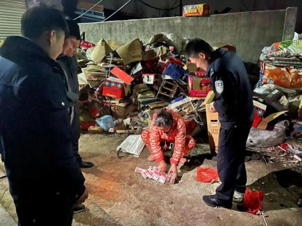 女子崩溃，深夜跨省报警！藏有13万元的纸箱被卖废品了